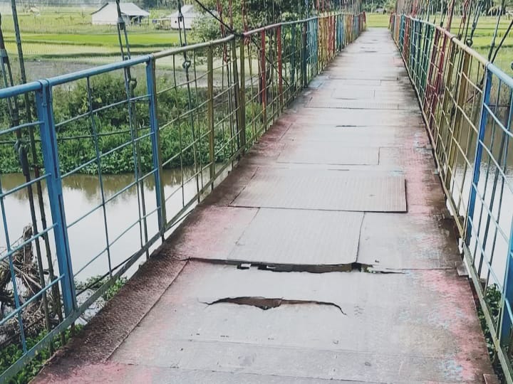 Sempat menjadi Destinasi Wisata, Jembatan Pelangi Cikolelet yang Dulu Indah Namun Sekarang Tidak Layak.