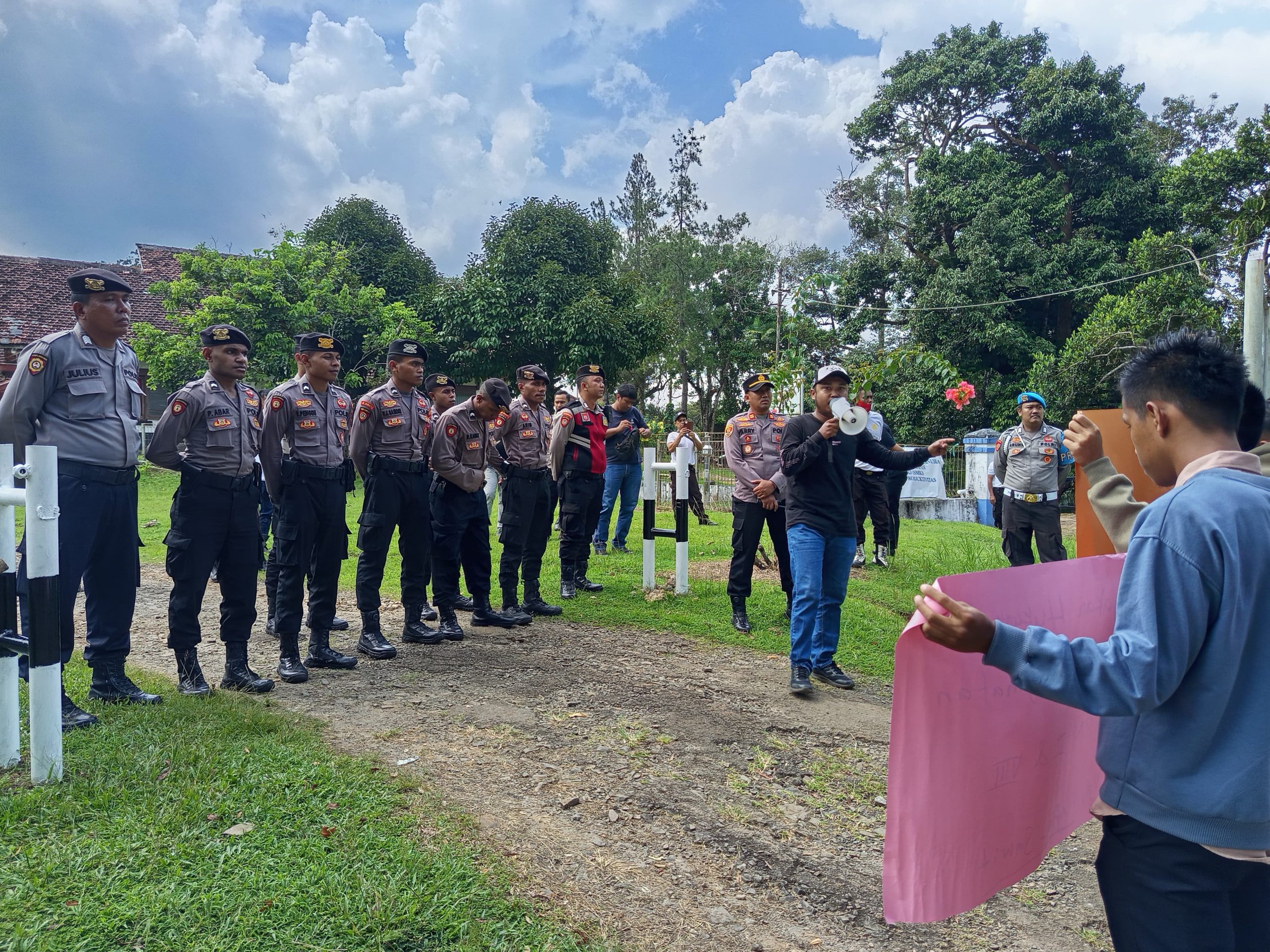 Pemuda dari GPMI Pandeglang Gruduk Kantor PTPTN III & VIII Kertajaya Pandeglang
