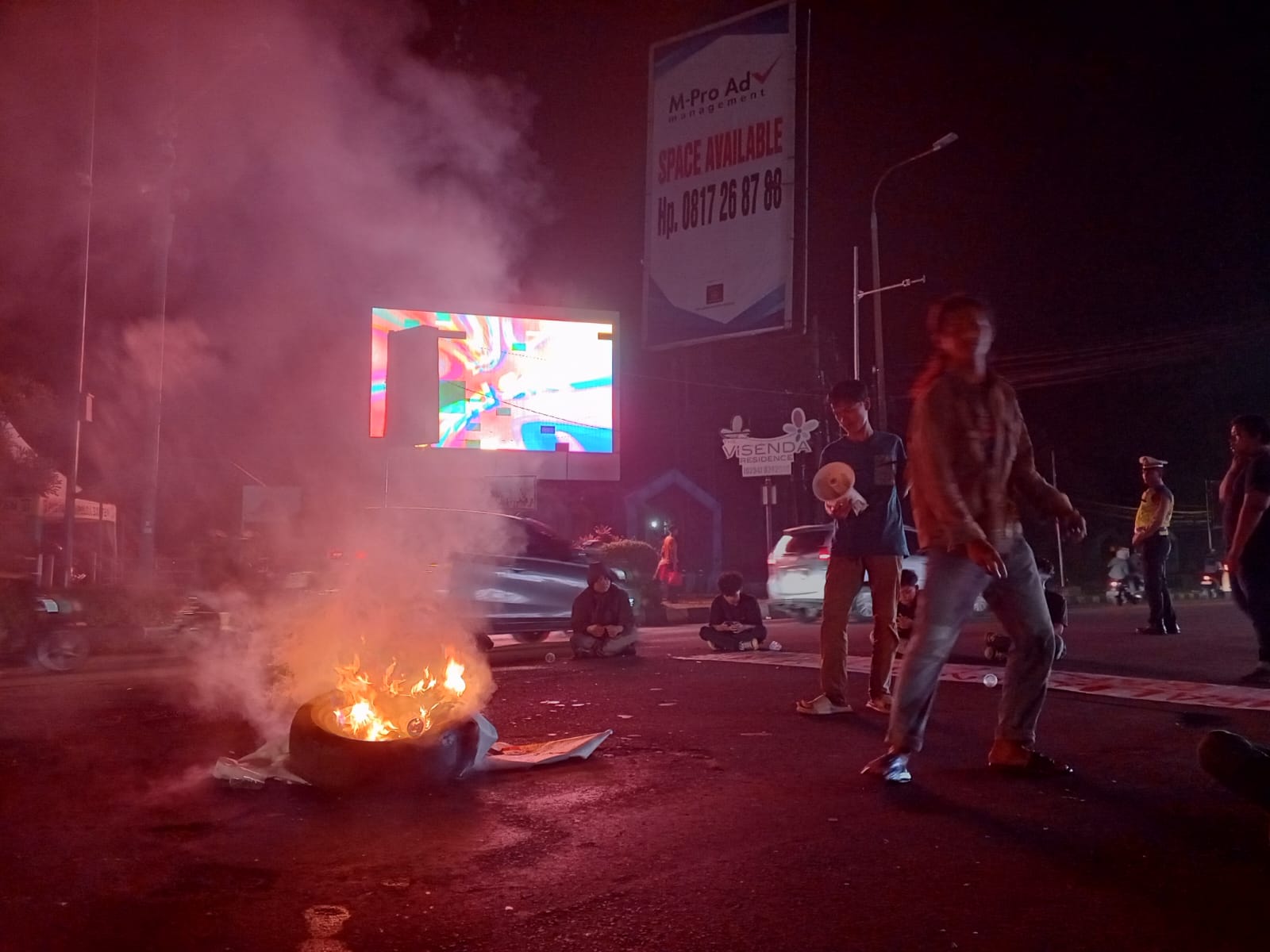 Kembali Gelar Demo Tuntut UU TNI Dicabut ,Mahasiswa di Serang Bakar Ban