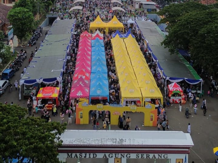 Bazar Ramadhan di Halaman Masjid Agung Ats Tsauroh Kota Serang.