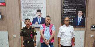 Tersangka Kprupsi Sampah Tangsel ,Syukron (tengah).