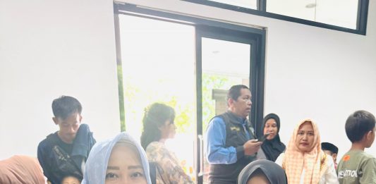 Terdakwa DLT (kanan) didampingi penasehat hukumnya Ely Nursamsiah.