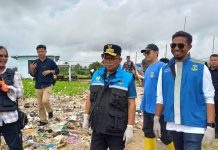 Gubernur Banten Andra Soni didampingi Kepala DPUPR Arlan Marzan di Teluk,Labuan,Pandeglang.