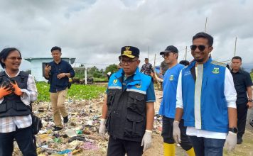 Gubernur Banten Andra Soni didampingi Kepala DPUPR Arlan Marzan di Teluk,Labuan,Pandeglang.