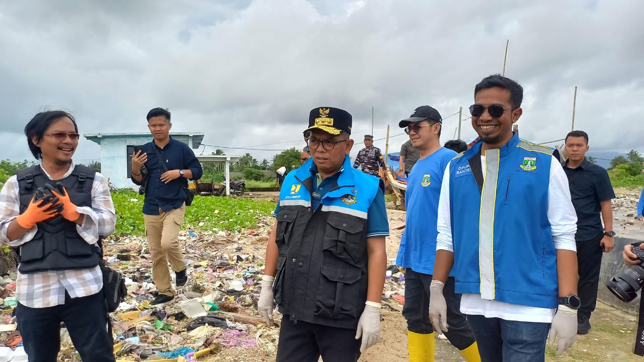 Gubernur Banten Andra Soni didampingi Kepala DPUPR Arlan Marzan di Teluk,Labuan,Pandeglang.