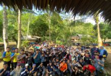 Para peserta dan panitia Pelatihan River Tubing FAJI Kabupaten Serang 2025 foto bersama.