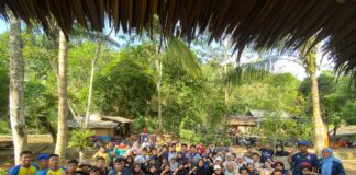 Para peserta dan panitia Pelatihan River Tubing FAJI Kabupaten Serang 2025 foto bersama.