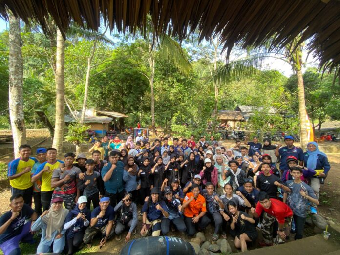 Para peserta dan panitia Pelatihan River Tubing FAJI Kabupaten Serang 2025 foto bersama.