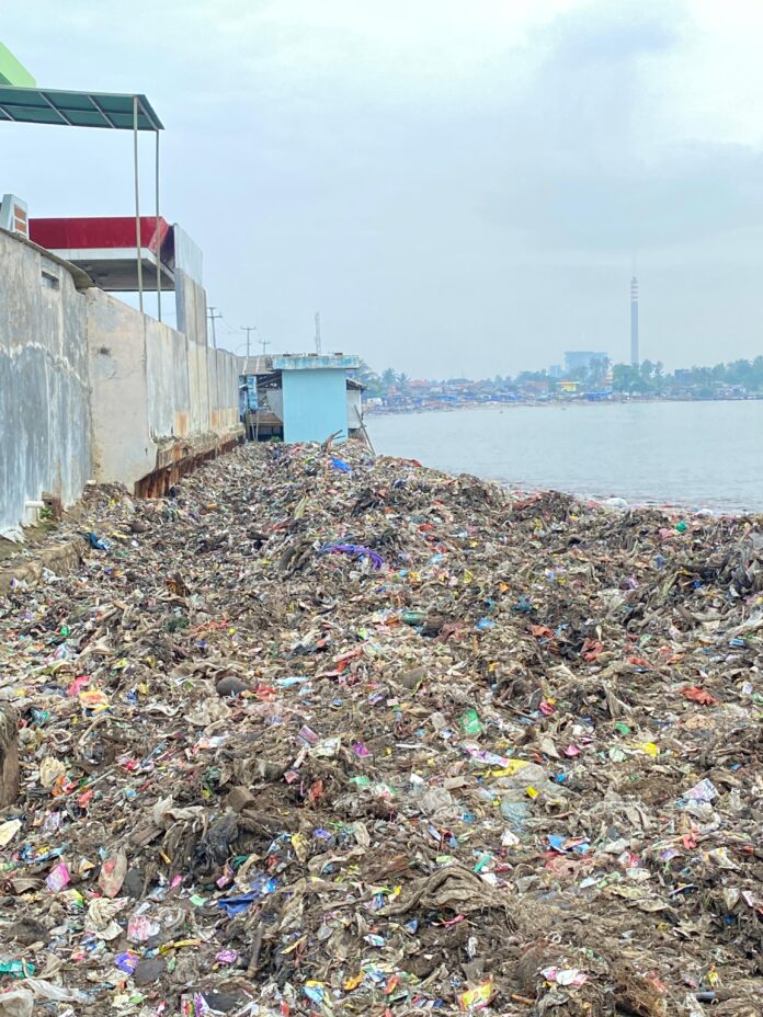 Pantai Teluk Labuan Pandeglamg,Kamis (22/5/2025).