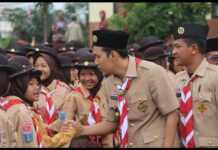 Ketua Kwarcab Kota Serang Nur Agis Aulia menyalami peserta pramuka.