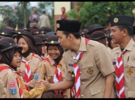 Ketua Kwarcab Kota Serang Nur Agis Aulia menyalami peserta pramuka.