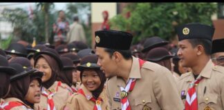 Ketua Kwarcab Kota Serang Nur Agis Aulia menyalami peserta pramuka.