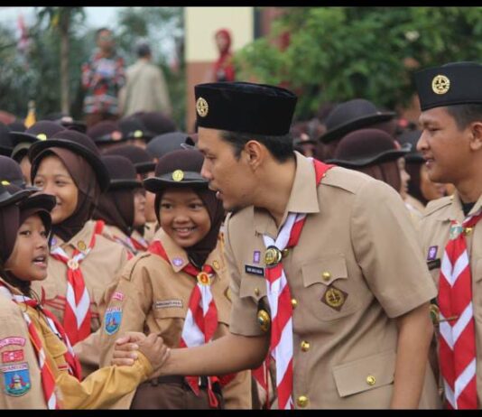 Ketua Kwarcab Kota Serang Nur Agis Aulia menyalami peserta pramuka.