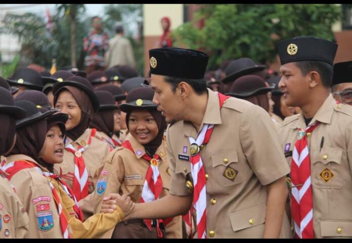 Ketua Kwarcab Kota Serang Nur Agis Aulia menyalami peserta pramuka.
