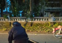 Pengendara motor jadi korban jalan rusak di anyer.