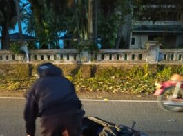 Pengendara motor jadi korban jalan rusak di anyer.