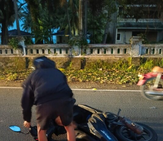 Pengendara motor jadi korban jalan rusak di anyer.