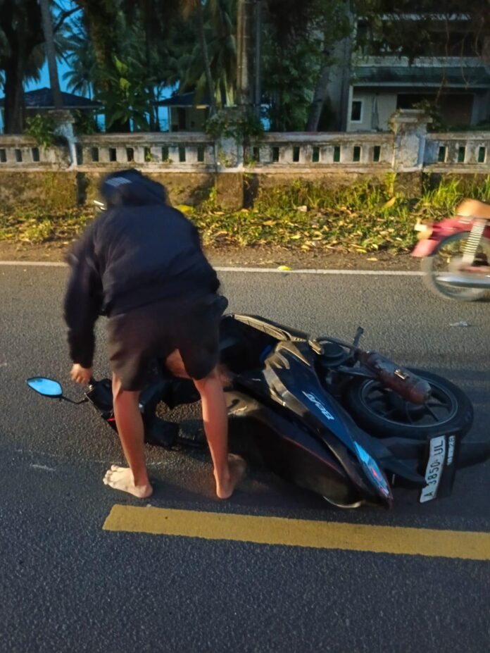 Pengendara motor jadi korban jalan rusak di anyer.