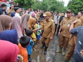 Gubernur Banten Andra Soni menyambangi masyarakat.