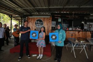 Relawan Fesbuk Banten News Terima Lagu “Rumah Cahaya” sebagai Simbol Semangat Literasi dan Kerelawanan.