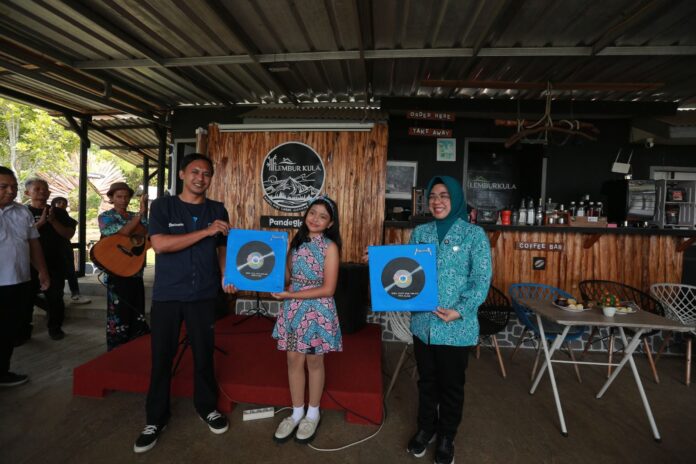 Relawan Fesbuk Banten News Terima Lagu “Rumah Cahaya” sebagai Simbol Semangat Literasi dan Kerelawanan.