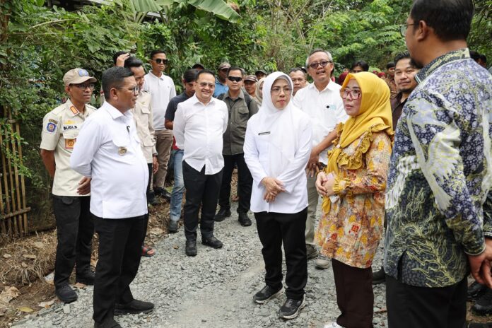 Gubernur Banten saat meninjau jalan yang akan dibangun.
