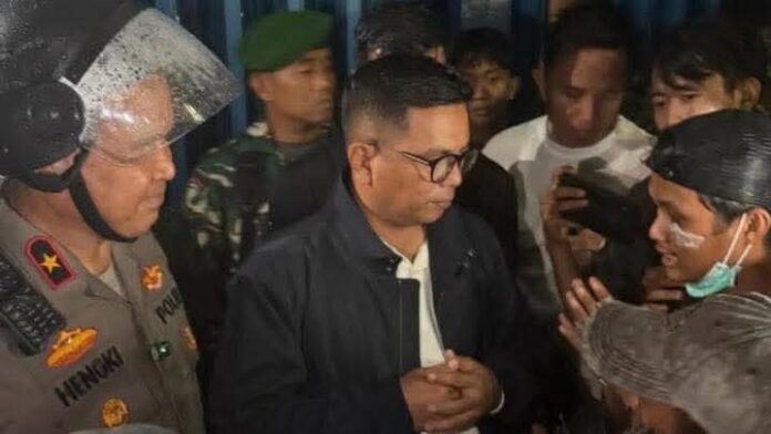 Gubernur Banten Andra Soni di tengaj massa aksi unjukrasa, Kota Serang Sabtu (30/8/2025). (Foto: pemprov Banten)