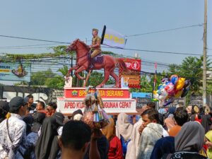 Ribuan Warga dari Pelosok Penjuru Antusias Saksikan Pawai Budaya Kota Serang.