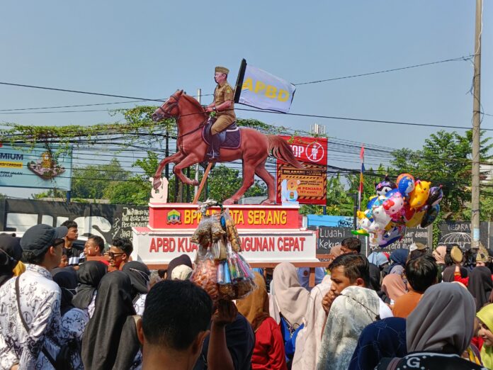 Ribuan Warga dari Pelosok Penjuru Antusias Saksikan Pawai Budaya Kota Serang.