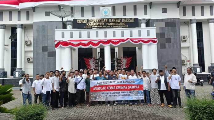 Gelar Aksi Tolak Kesepakatan Antar Daerah,Warga : Pemkab Pandeglang Jangan Paksakan Terima Sampah Tangsel.