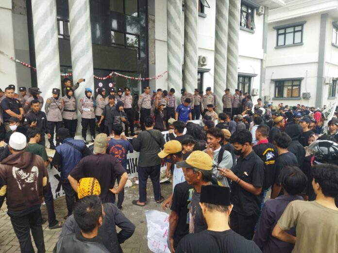 Aksi Warga Terkait TPA Bangkonol.
