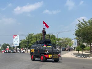 Satbrimobda Banten Laksanakan Pengibaran Bendera pada Detik-detik Proklamasi di Persimpangan Kota Serang.
