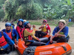 Wakil Walikota Serang Nur Agis Aulia (kanan). Ikut terjun di Bebersih Kali Banten Jlid II