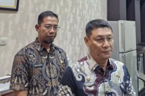 Sekda Banten Deden Apriyandhi didampingi Kadis PUPR Banten.