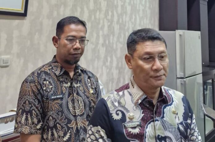 Sekda Banten Deden Apriyandhi didampingi Kadis PUPR Banten.