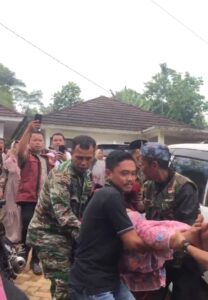 Ibu di cibaliung dievakuasi sesaat sebelum melahirkan.
