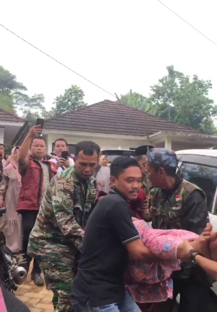 Ibu di cibaliung dievakuasi sesaat sebelum melahirkan.