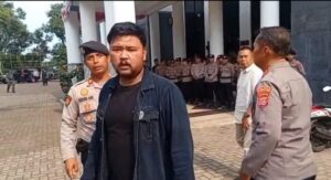 Salah satu pendemo yang diduga lecehkan profesi wartawan.