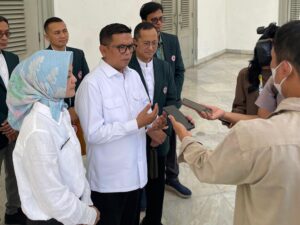 Gubernur Banten Andra Soni (baju putih).