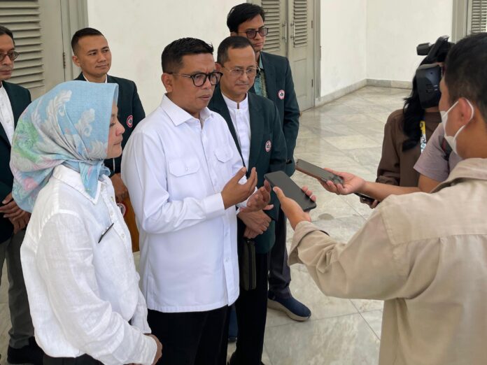 Gubernur Banten Andra Soni (baju putih).