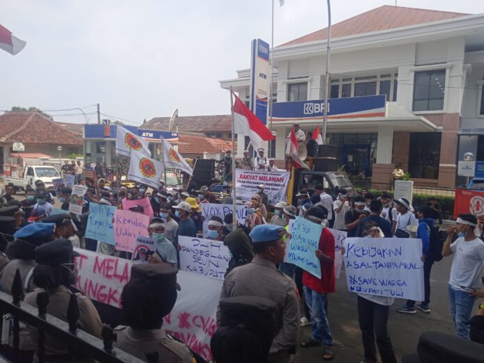 Warga dan Mahasiswa Geruduk Pemkab Pandeglang, Protes Dugaan Pencemaran Lingkungan oleh CV. GSM.