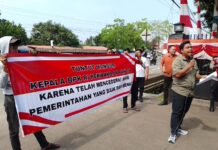 Dinilai Gagal Perihal Pengelolaan Keuangan, Denontrans Tuntut Kepala BPK RI Perwakilan Banten Mundur Aksi komeng di depan kantor BPK RI.