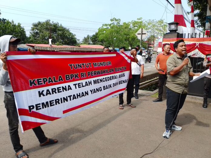Aksi komeng di depan kantor BPK RI.
