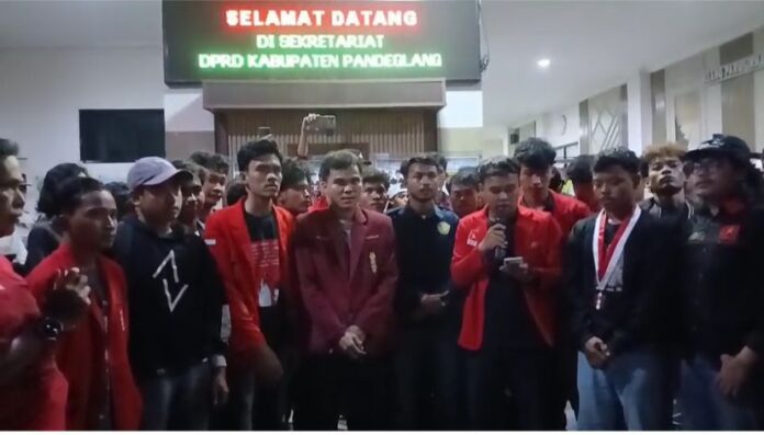 Mahasiswa Dobrak Pintu DPRD Pandeglang, Tuntut Hapus Tunjangan Berlebihan.