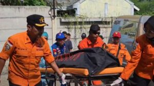 Kasiops Evakuasi korban tenggelamdi pantai Cibaru Kabupaten Serang.
