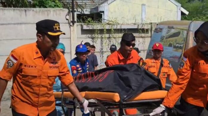 Kasiops Evakuasi korban tenggelamdi pantai Cibaru Kabupaten Serang.