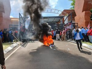 HUT Banten ke 25 Diwarnai Aksi Mahasiswa.