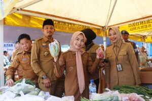 Bupati Serang Ratu Zakiyah di Bazar HUT Kabupaten Serang.