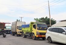 Andra Soni Tandatangani Aturan Pembatasan Operasional Truk Tambang: Jam Operasional Pukul 22.00-05.00 WIB Kondisi lalu lintas Bojonegara -puloampel rersendat akibat truk tanah yang bebaa keluar masuk tak mengenal waktu.