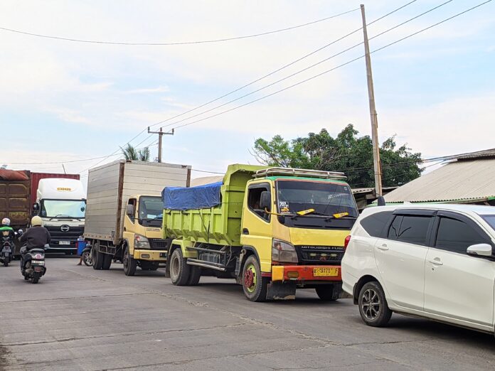 Kondisi lalu lintas Bojonegara -puloampel rersendat akibat truk tanah yang bebaa keluar masuk tak mengenal waktu.